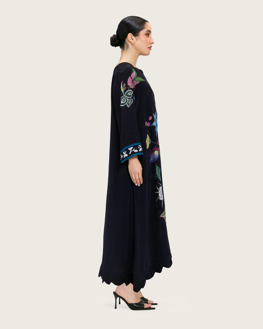 فستان طويل بطبعة زهرية فنية وحواف مموجة - Image 4