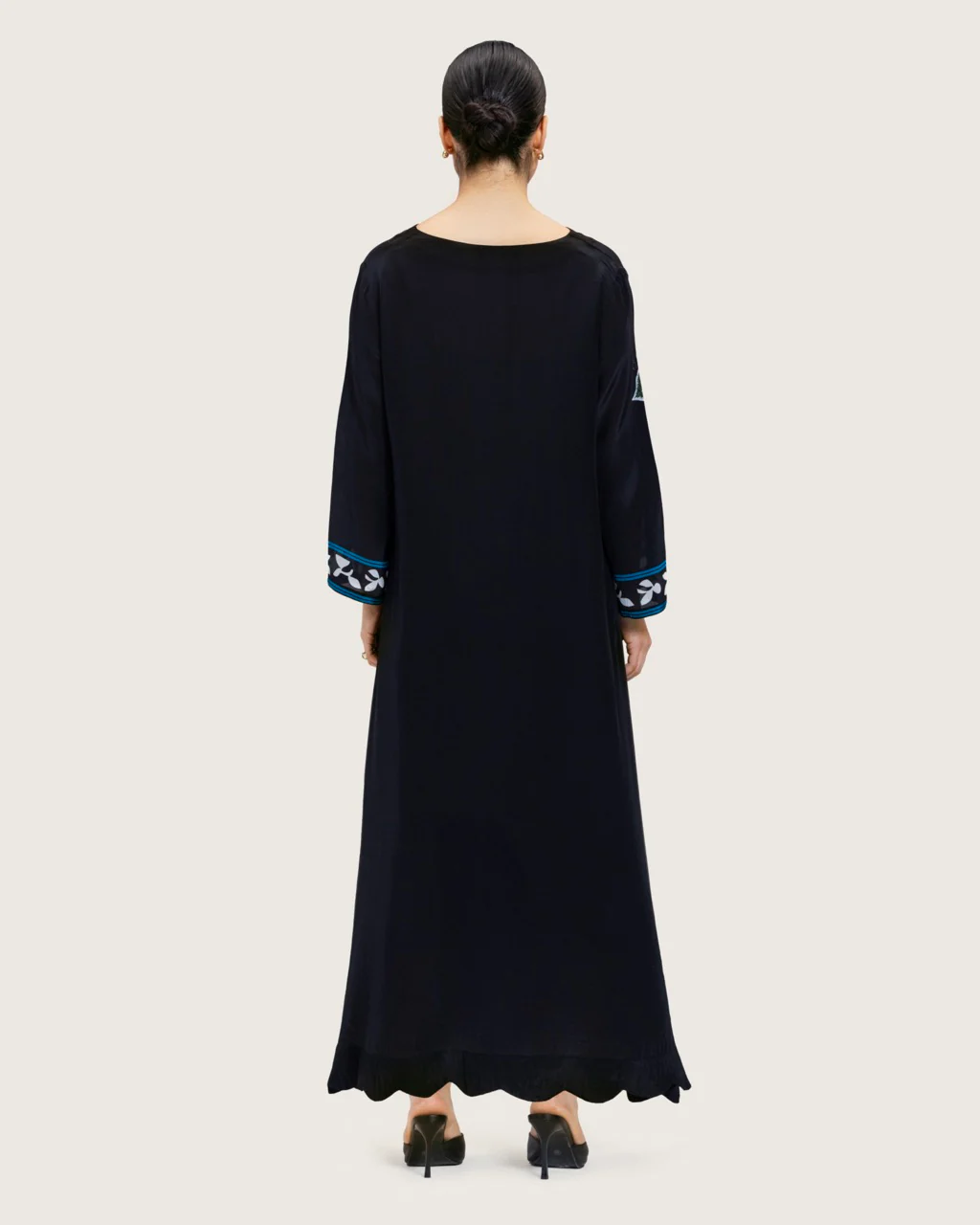 فستان طويل بطبعة زهرية فنية وحواف مموجة - Image 6