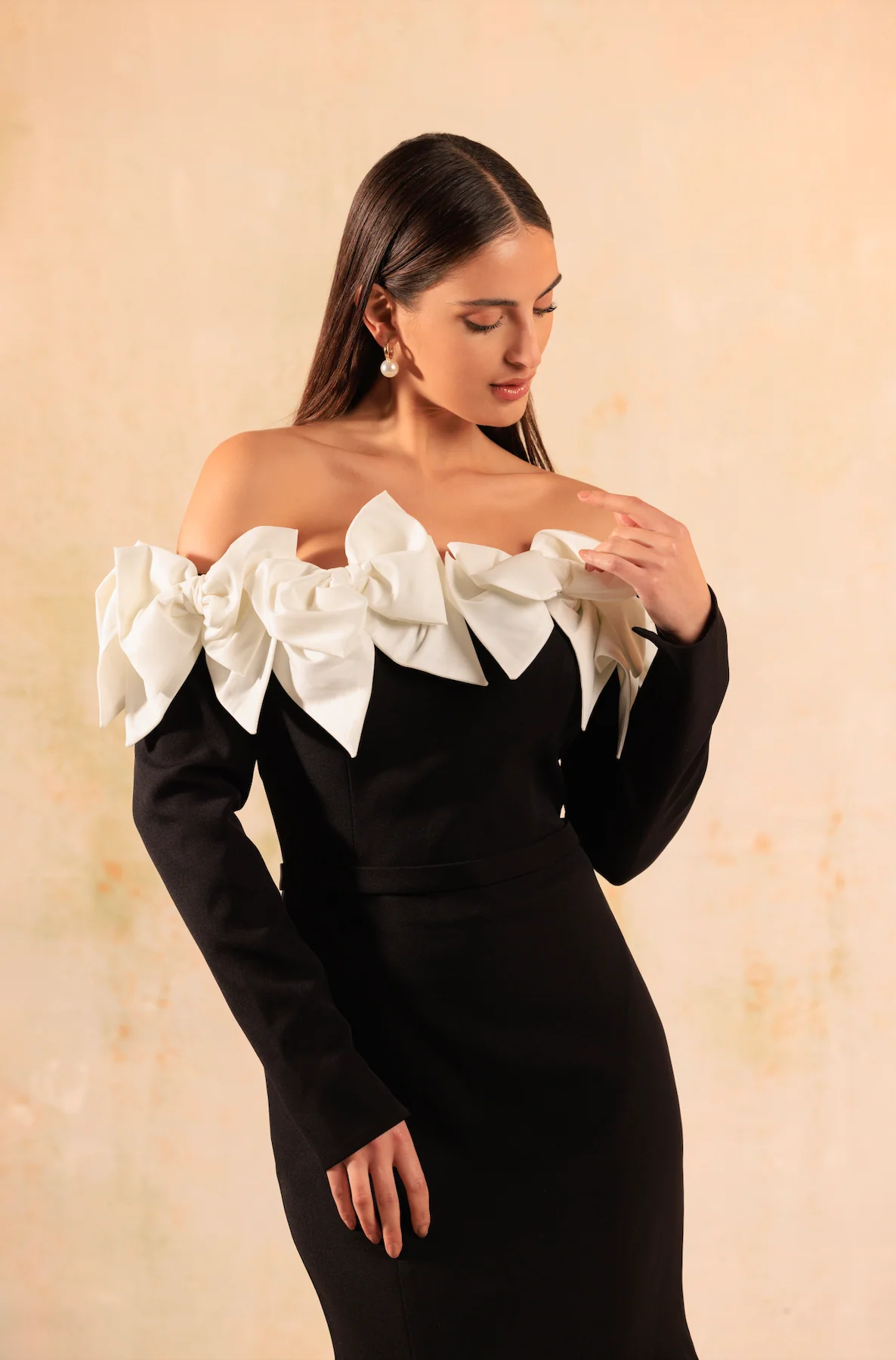 فستان سهرة اسود وابيض بفيونكات كتف مكشوف - Image 3