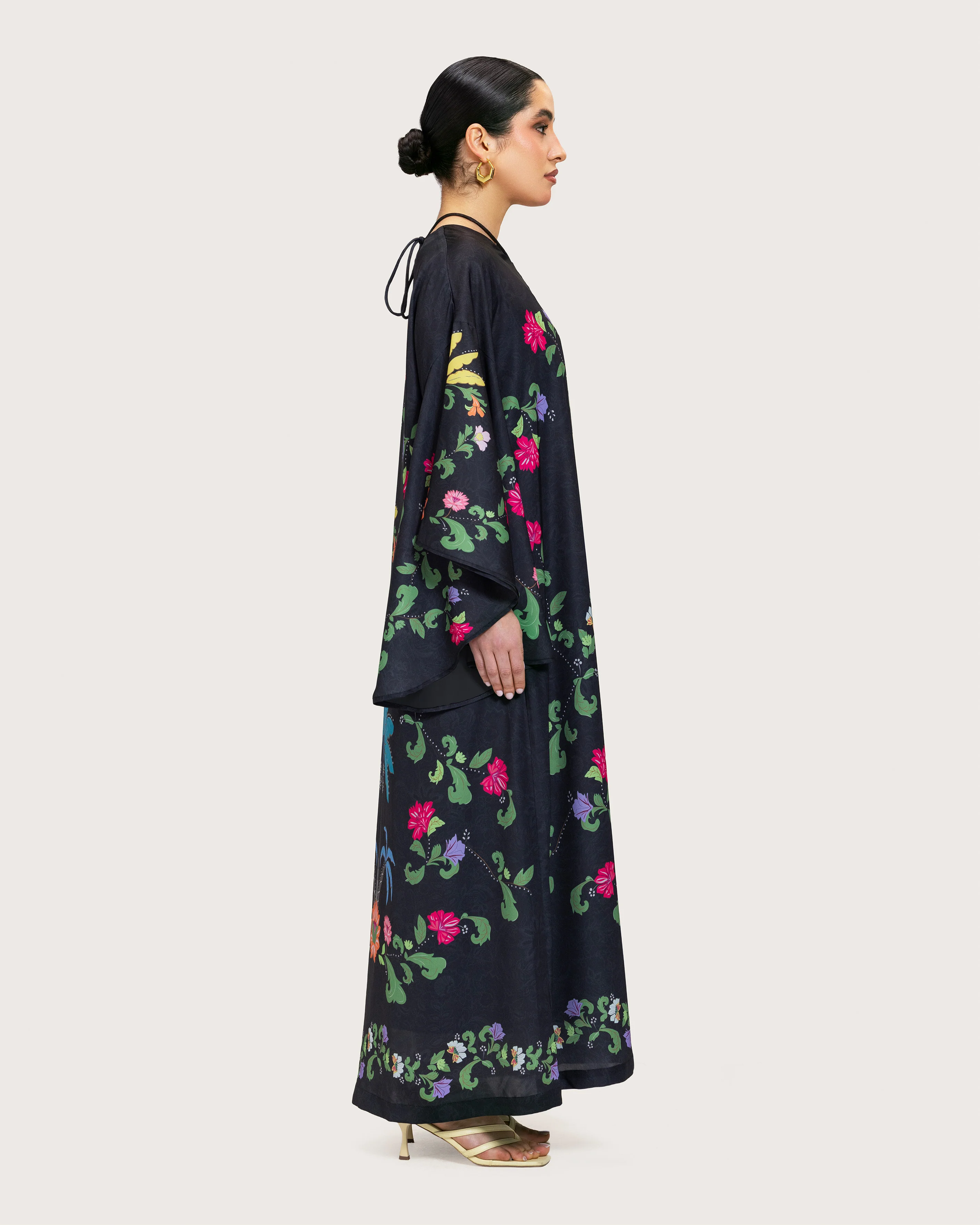 قفطان ماكسي أسود مطبوع بقصة كم واسعة مع تطريزات خرزية وتفاصيل نباتية - Image 4