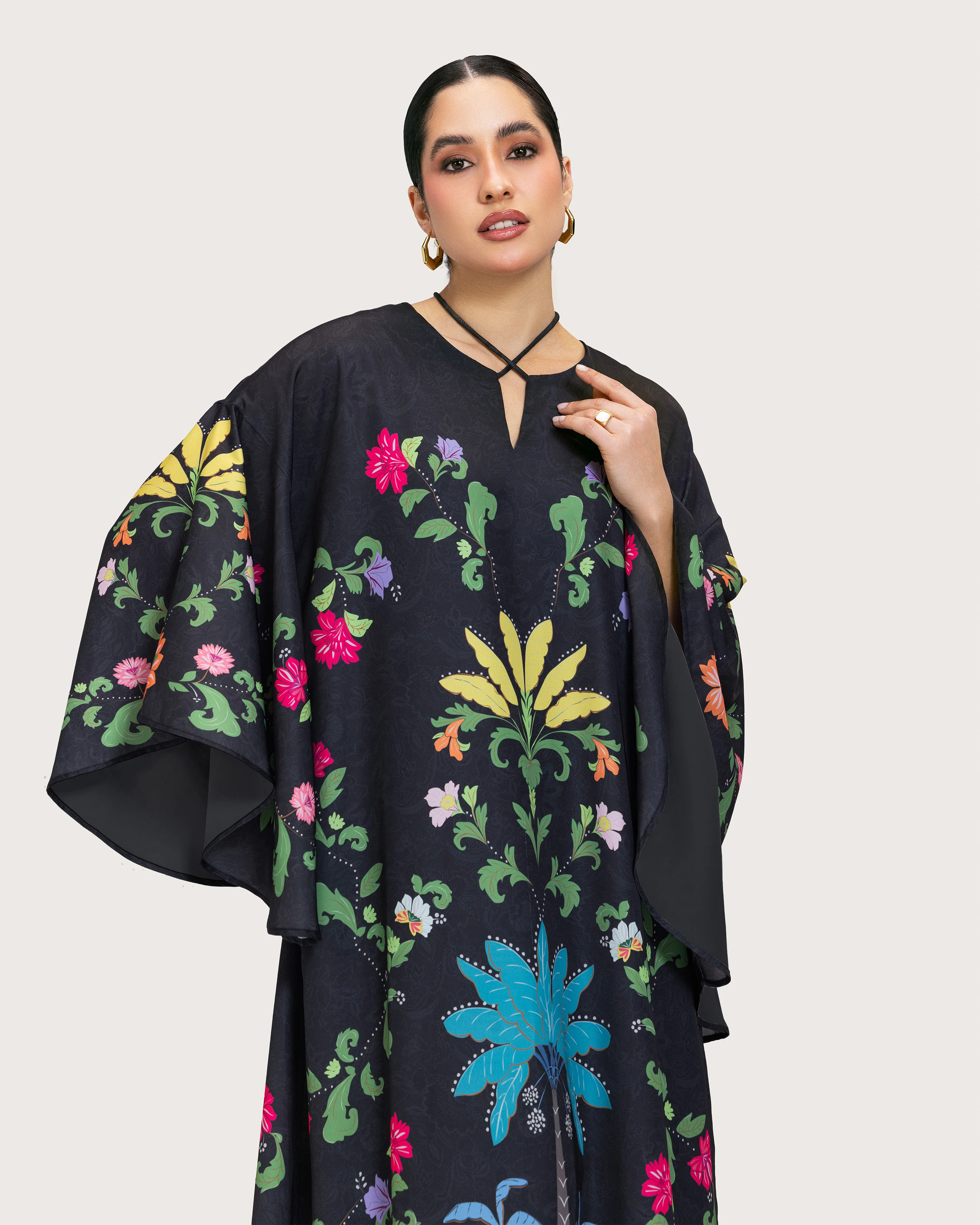 قفطان ماكسي أسود مطبوع بقصة كم واسعة مع تطريزات خرزية وتفاصيل نباتية - Image 6