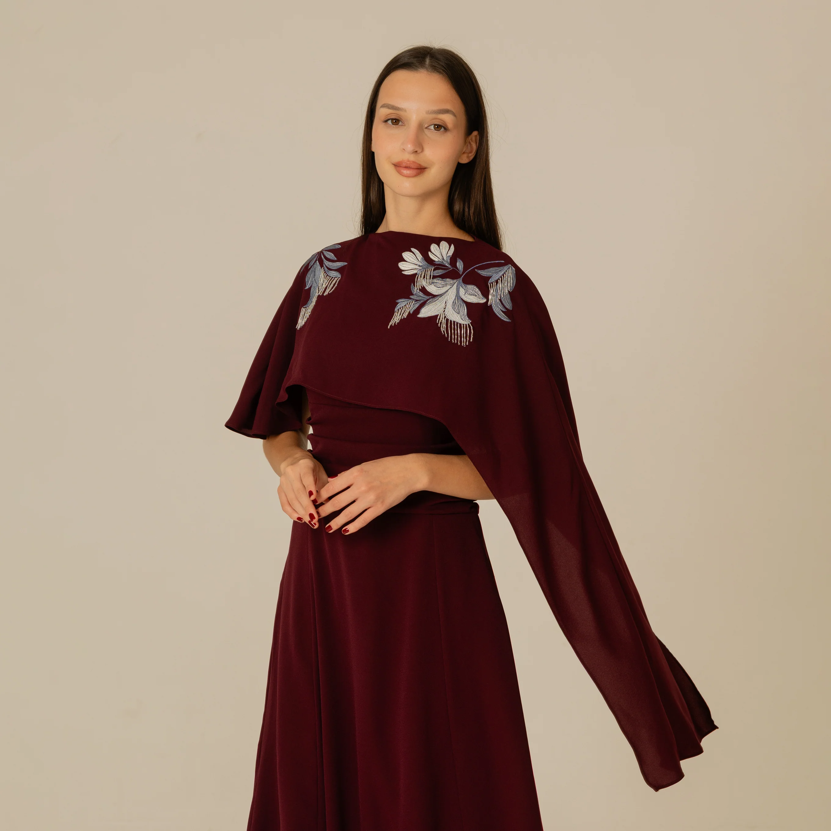 فستان كريب بتطريز يدوي وكاب أنيق - Image 14