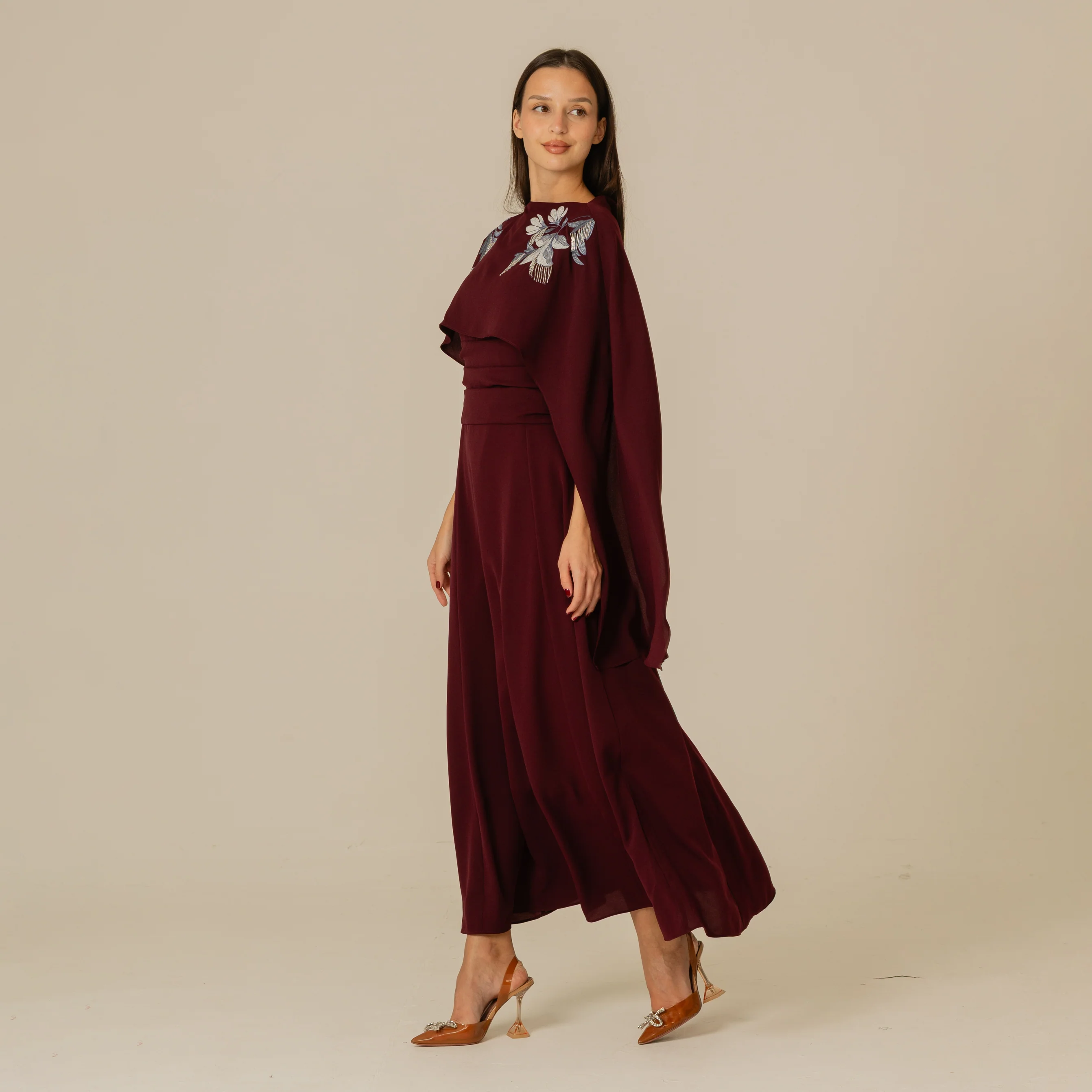 فستان كريب بتطريز يدوي وكاب أنيق - Image 6