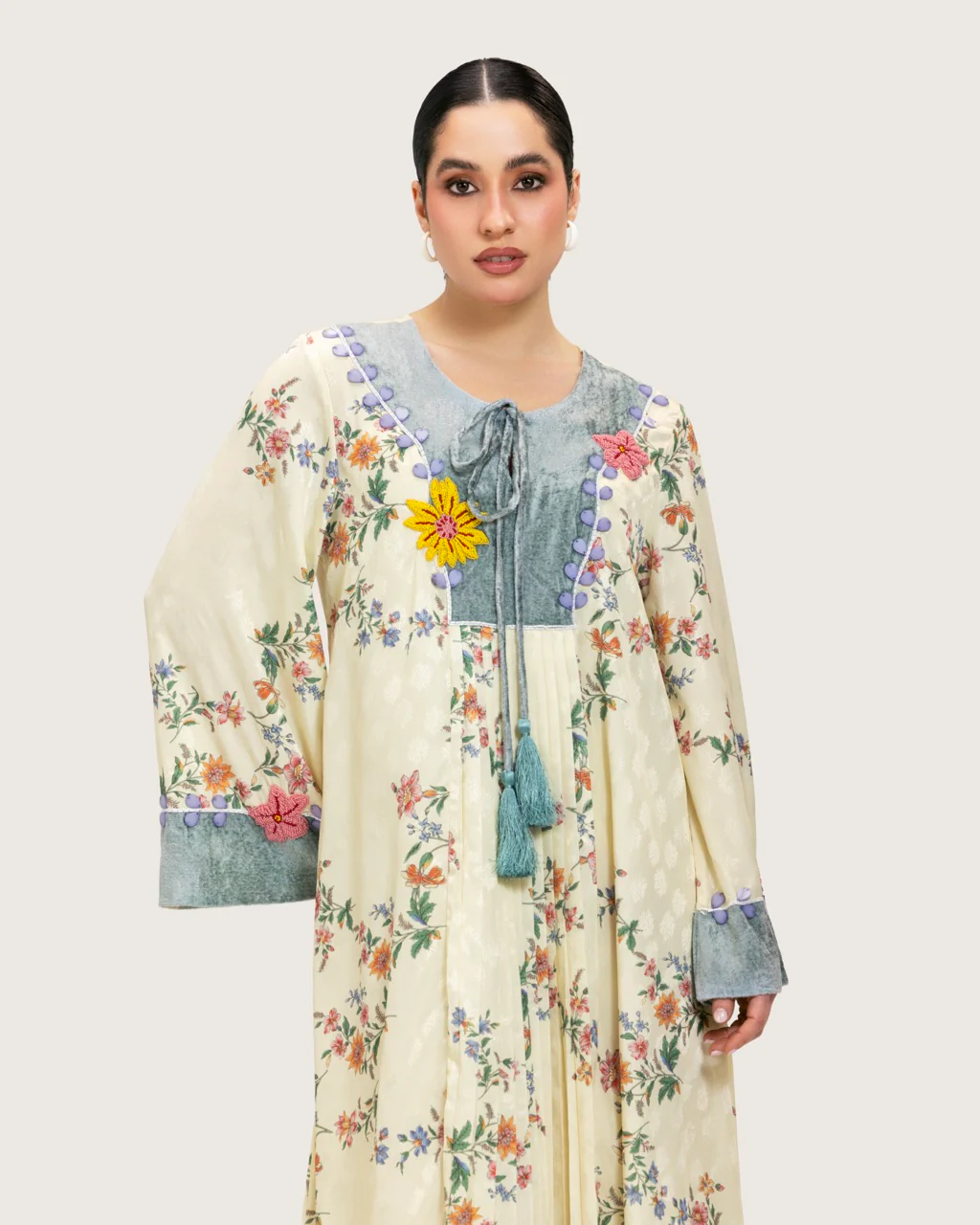 فستان ماكسي كريمي مطبوع بتطريزات ناعمة ورباط أنثوي - Image 3