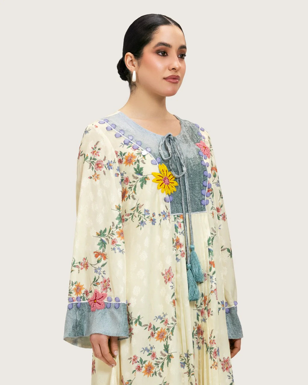 فستان ماكسي كريمي مطبوع بتطريزات ناعمة ورباط أنثوي - Image 4