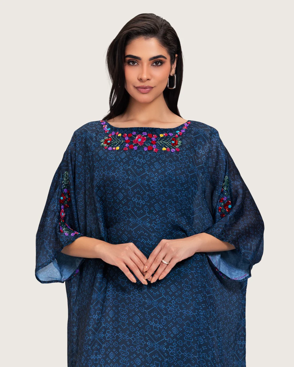 قفطان أزرق داكن مطبوع مع تطريز يدوي وقصة فضفاض و ربطة وسط - Image 3