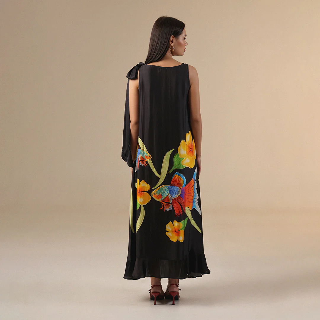 فستان اسود حريري بطبعة أسماك زاهية - Image 3