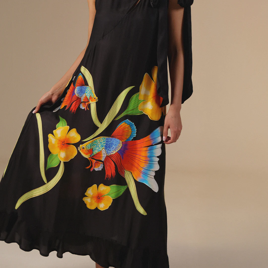 فستان اسود حريري بطبعة أسماك زاهية - Image 4