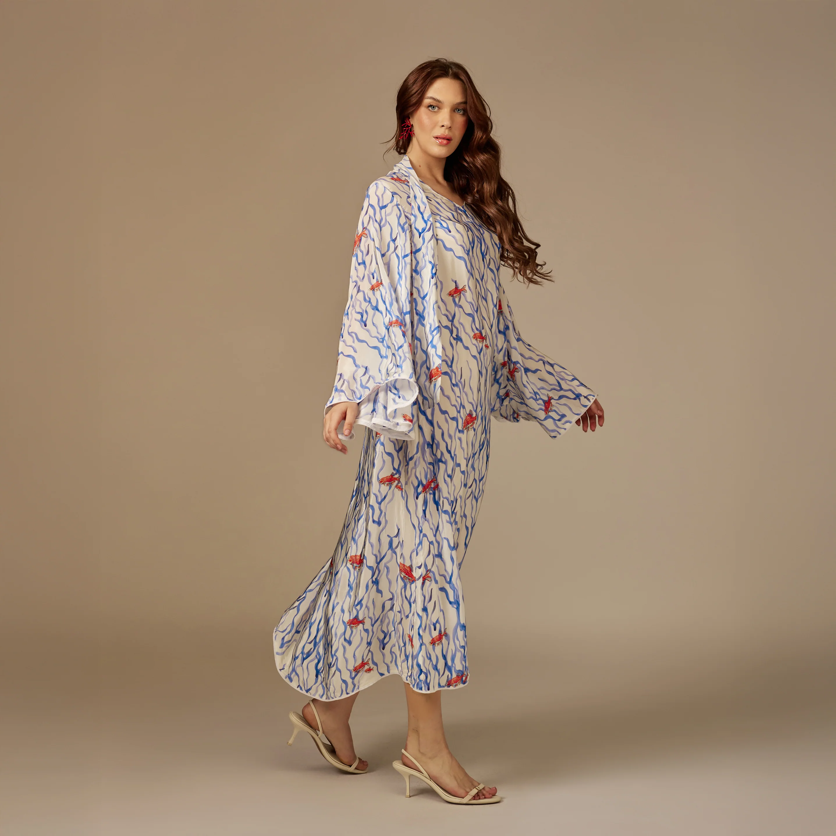 قفطان ابيض وازرق بطبعة مرجان وأكمام واسعة - Image 5